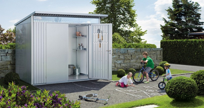 Gerätehaus mit spielenden Kindern